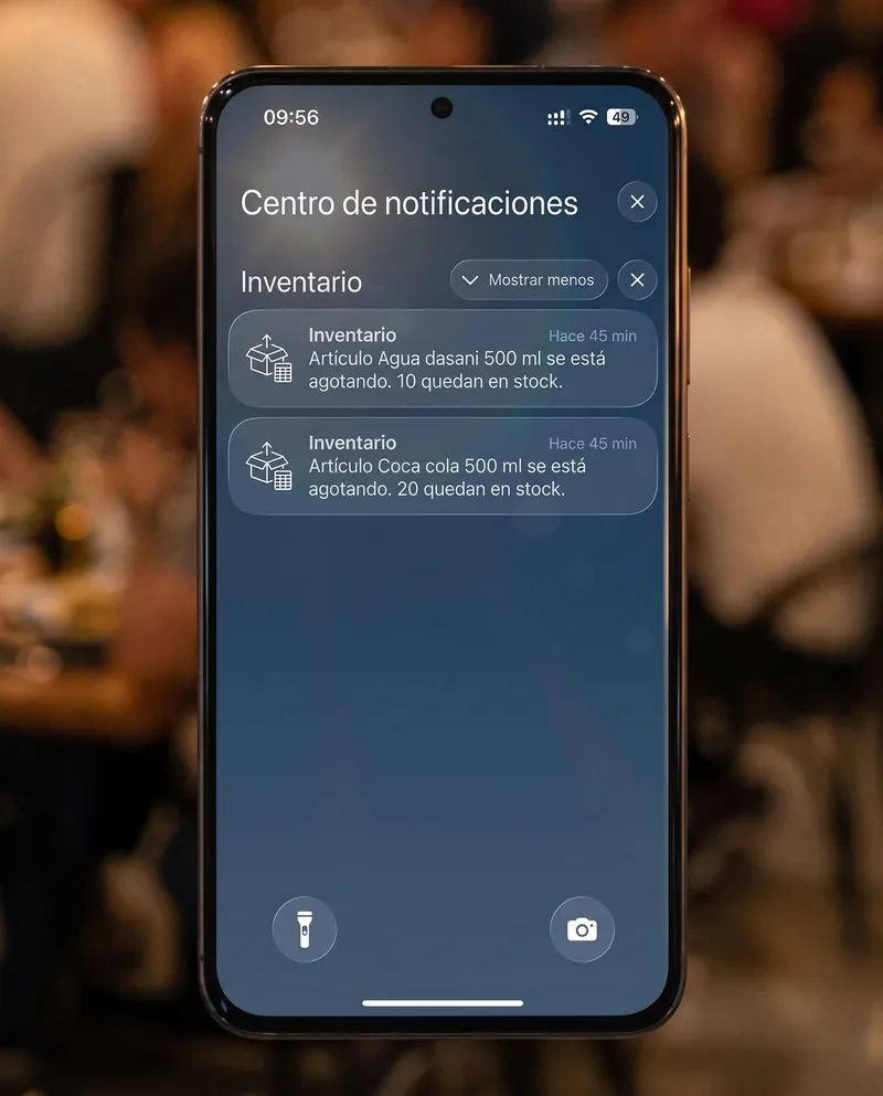 Notificación en la pantalla bloqueada del celular avisando que dos productos se están agotando, con el stock que queda de cada uno.